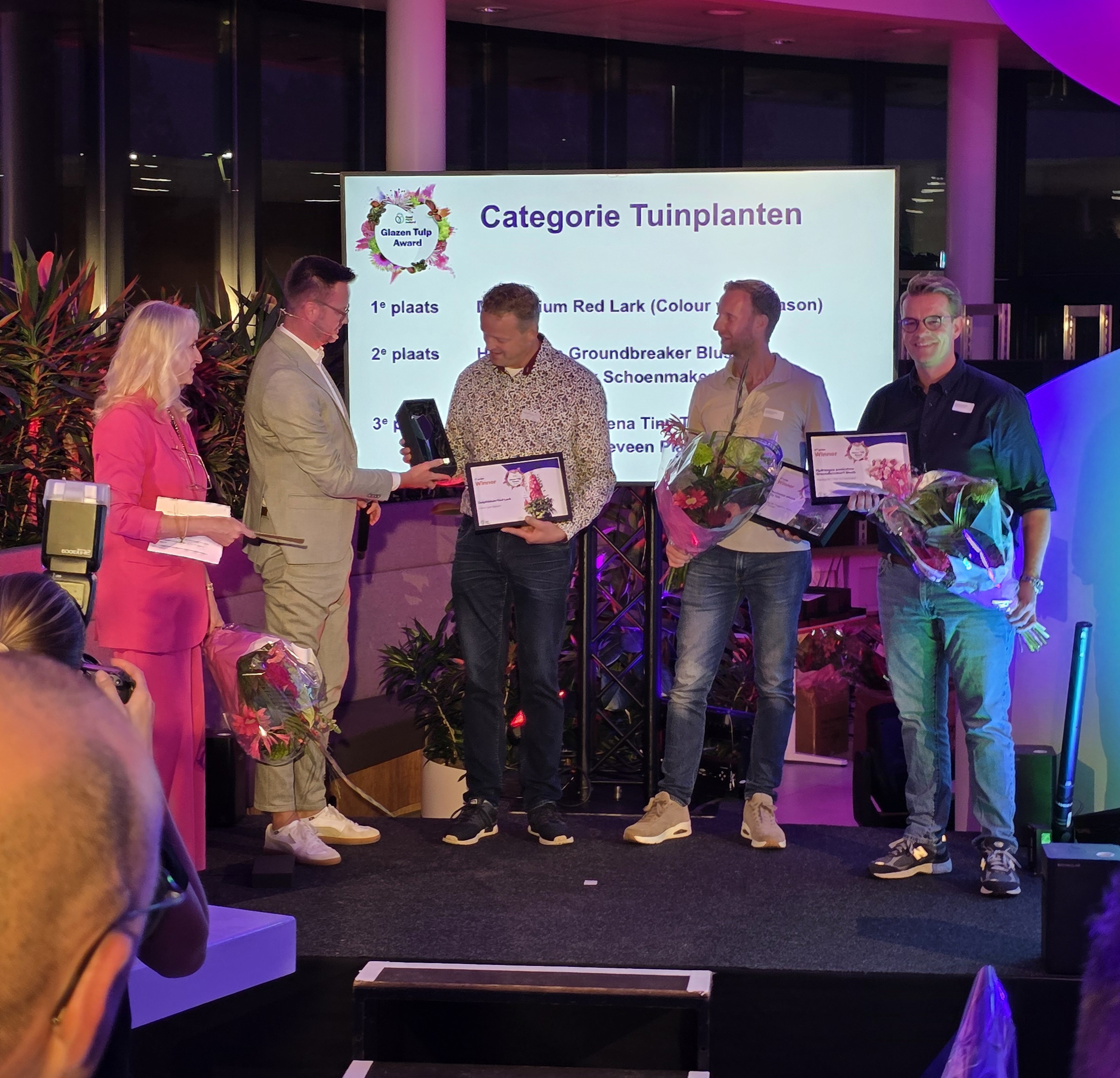 Alex Schoemaker (2e prijs Hydr Groundbreaker Blush). Daarnaast staat Bob Hoogerdijk van Hoogeveenplants (3e Prijs Pennisetum Tiny Tails).jpg